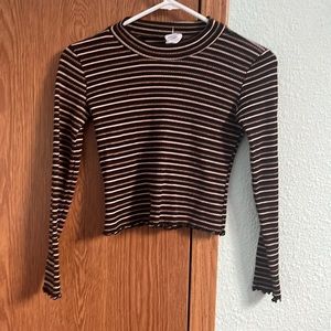 brown multicolor crop top! lettuce trimmed sleeves and end.